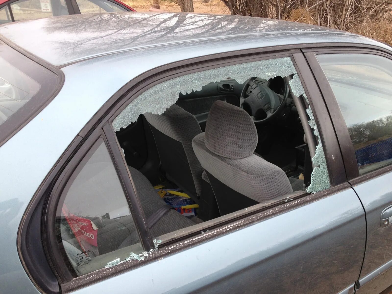 Разбили окно машины. Разбить окно автомобиля. Разбитое окно машины. Машина разбитые окошки. Разбитые окна в машине.