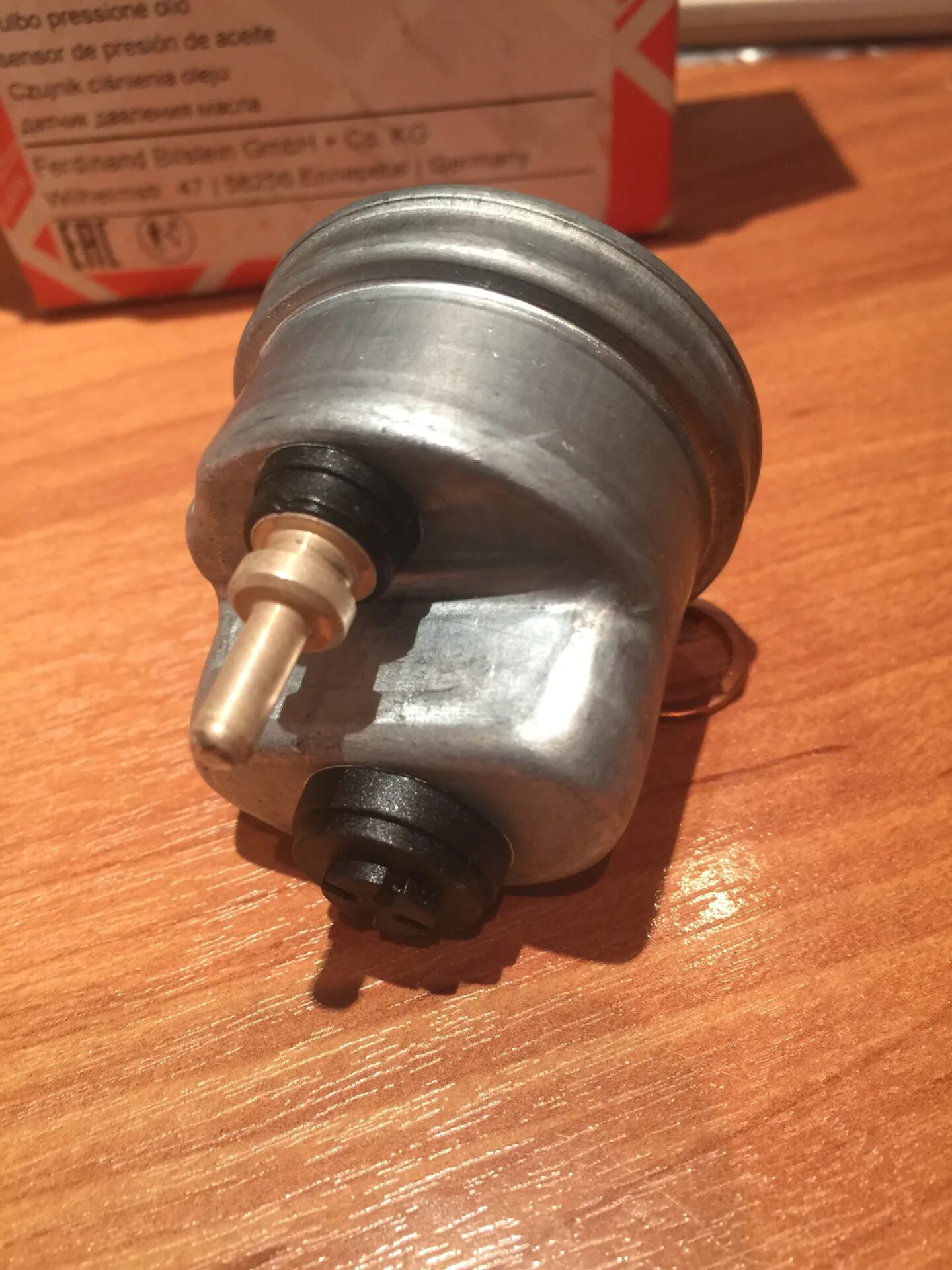 Датчик давления масла 124. Датчик давления масла 124. Датчик давления масла мерседес 124 103 мотор. Провод на датчик давления масла на мерседес 190. Датчик давления масла мерседес 124.