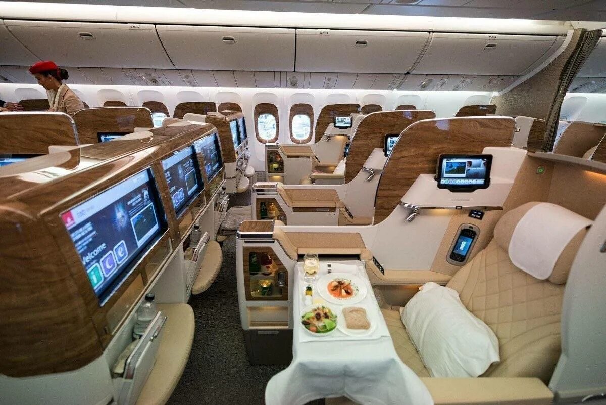 Boeing 777-300er кресла. Боинг 777 пассажиров. Пассажиры боинга 777. Boeing 777-300er emirates салон. Пассажиры боинга 777.
