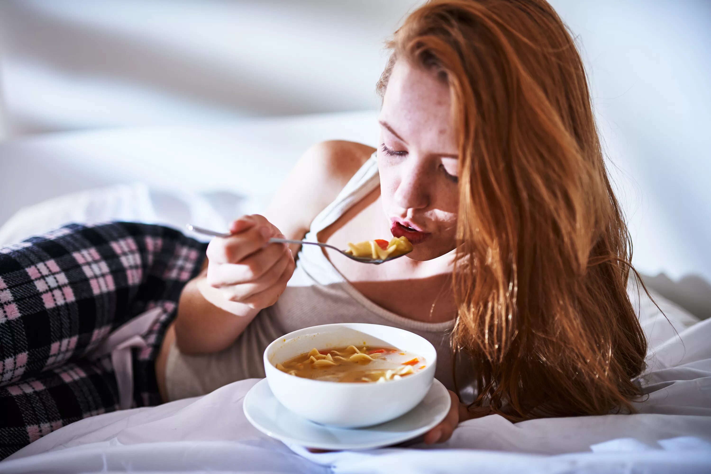 Грипп еда. Диетотерапия при гриппе. ОРВИ питание. Обед для больного простудой. Девушка ест суп.