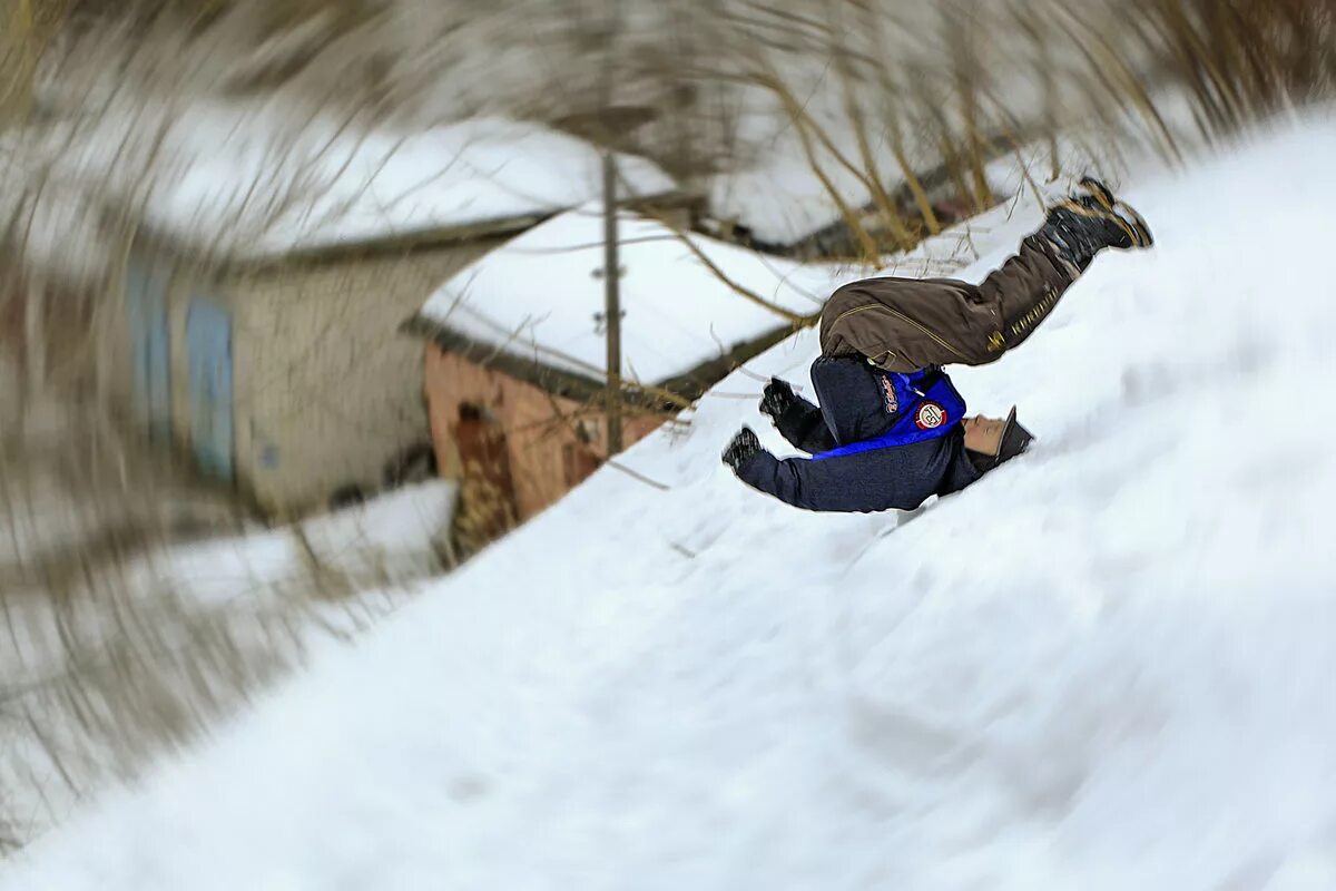 Кубарем с горы. Кубарем с горы зима. Падение с горки. Скатиться кубарем