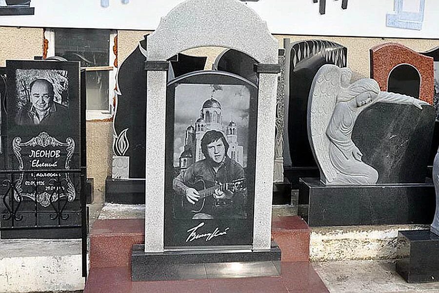 Гранитный памятник сердце. Памятники для ценителей искусства. Необычные памятники из гранита. Гравировка на памятник. Монумент из гранита.