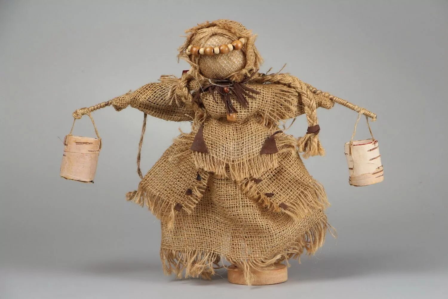 Инна ивинская поделки из мешковины. Куколки из мешковины. Куколки из мешковины. Куклы из рогожи. Кукла ангелок оберег.