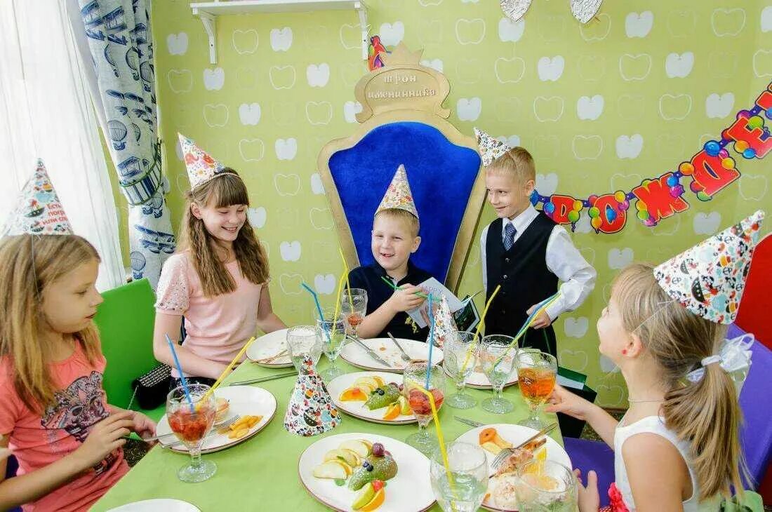 Празднование дня рождения ребенка. Детский праздник за столом. Детский праздник дома. Детский праздник застолье.