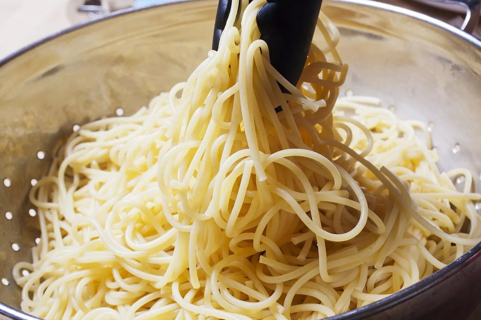 Макароны вареные. Спагетти вареные. Макароны длинные. Отварить спагетти.