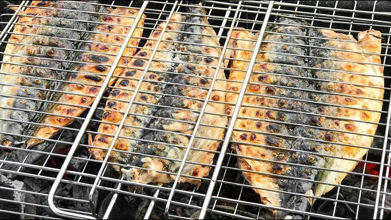 Как замариновать скумбрию для мангала на решетке. Рыба на мангале скумбрия. скумбрия на углях на решетке. скумбрия жареная на мангале. жареная скумбрия на углях.