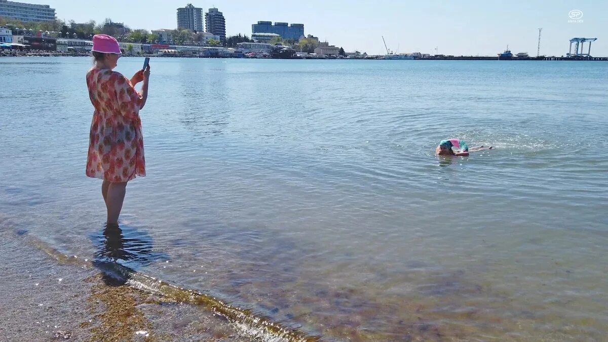 Купаются в черном море. Дети купаются в море. Морской пляж. Купаться в море. Люди на море.