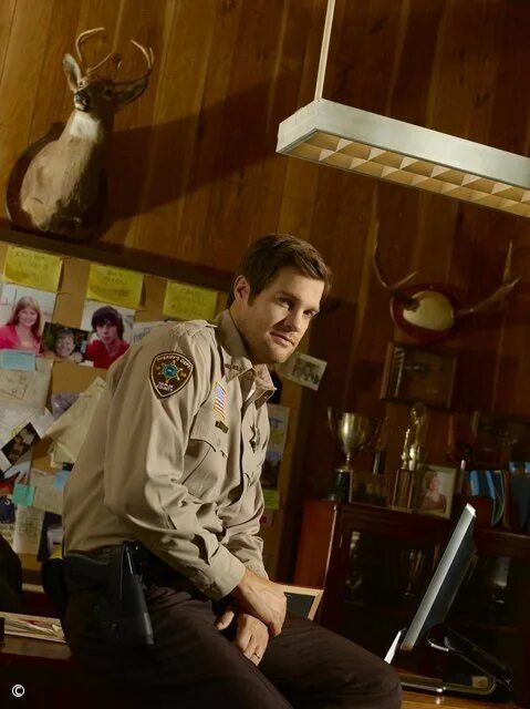 абрахам бенруби. счастливый город сериал. Happy town. счастливый город постер. счастливый город сериал.