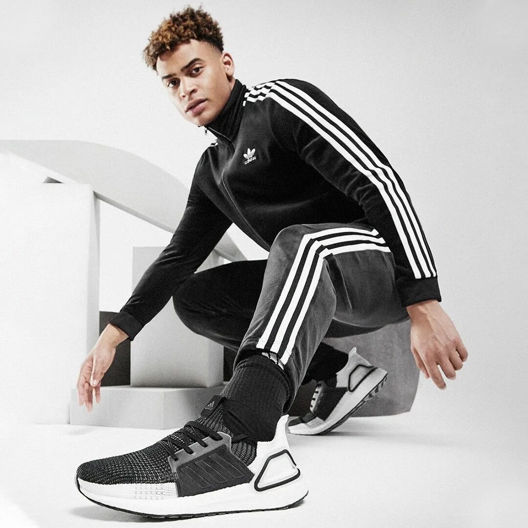 Адидас певец. Adidas Sneakers 2022. Adidas Sneakers 2021. Высокая мода адидас. Кроссовки адидас мужские модные.