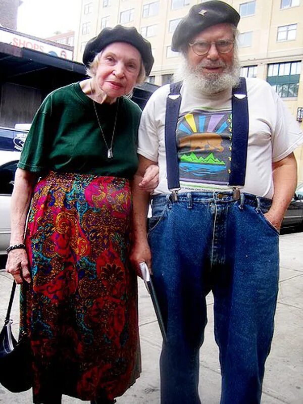 Модные старушки. Модные бабушки и дедушки. Веселые старики. Модные дед и бабка.