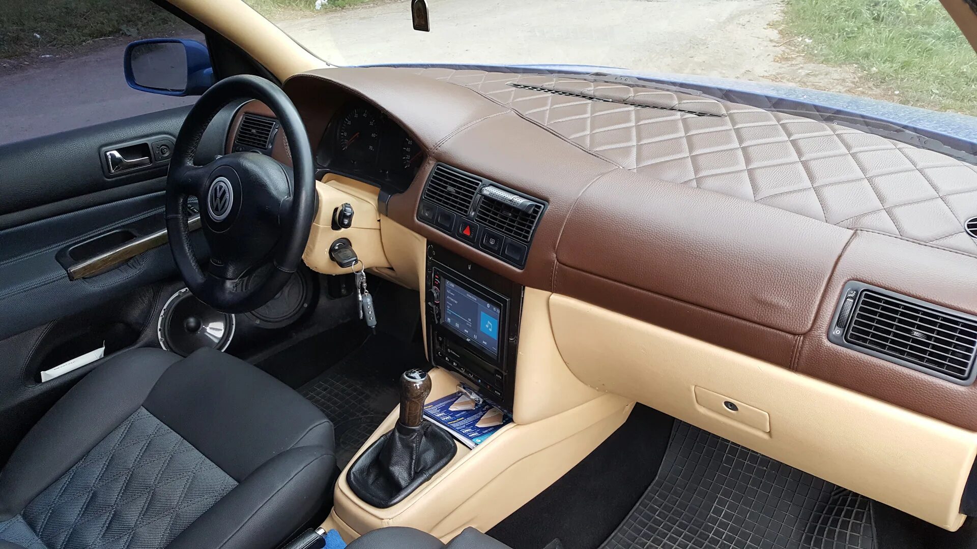 VW Golf Mk4 R32 Bagged Amazing Blue Interior Project - YouTube