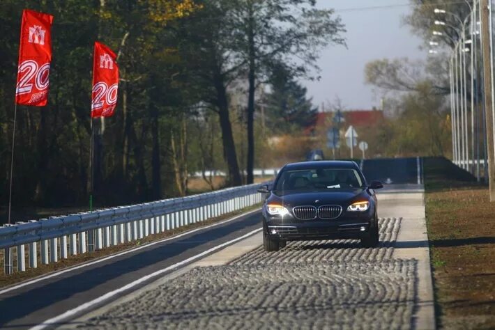 Полигон ауди в яхроме. Полигонные испытания автомобилей. Дорожные и полигонные испытания автомобилей. Автомобиль с абс и без. Полигон для машин.