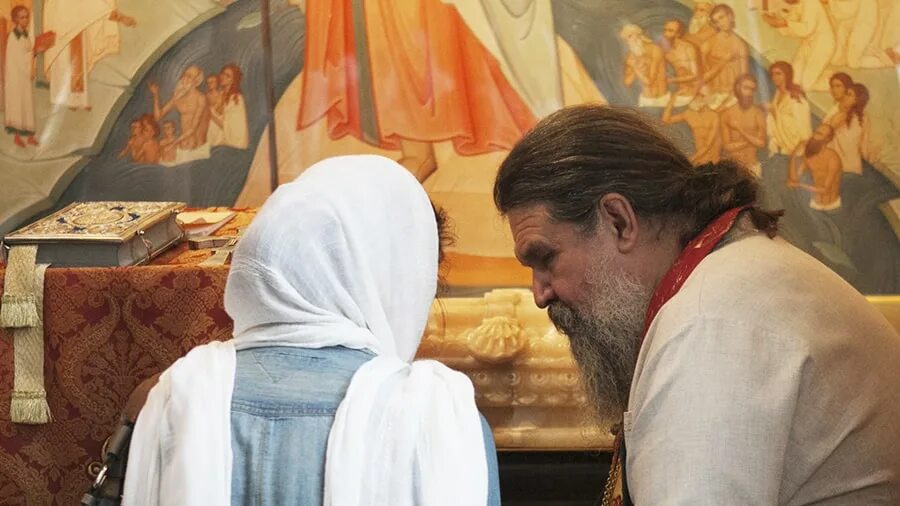 о духовнике. исповедь духовному отцу. духовник в храме. артемий владимиров на исповеди. духовник в храме.