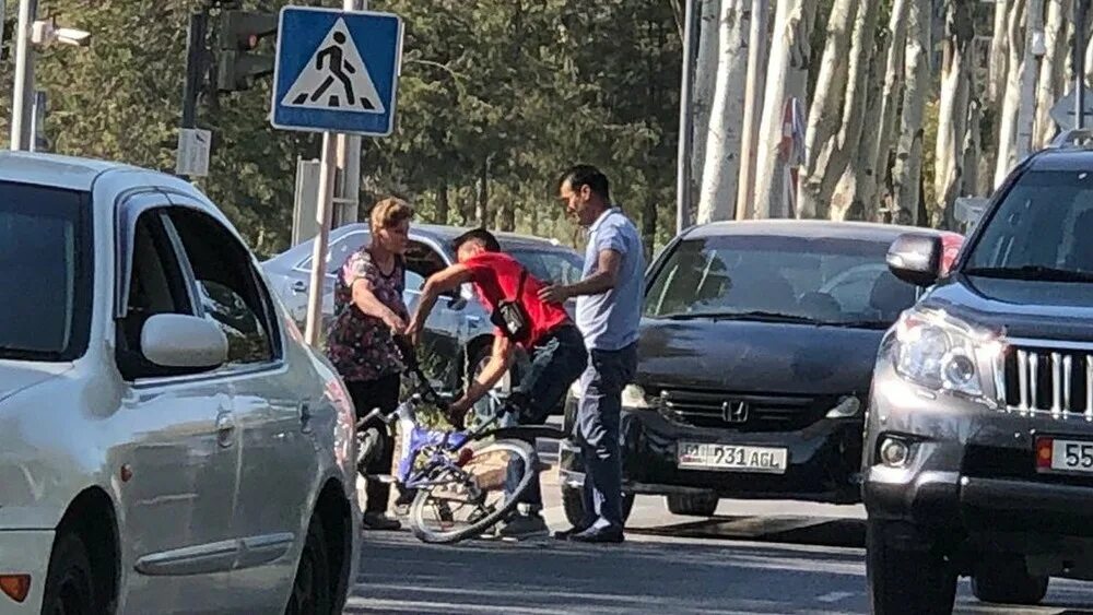 Сбил велосипедиста на пешеходном. В Бишкеке сбили велосипедистов. Сбили велосипедиста на пешеходном переходе широкая улица. На велосипедистов наехала машина Киргиз.