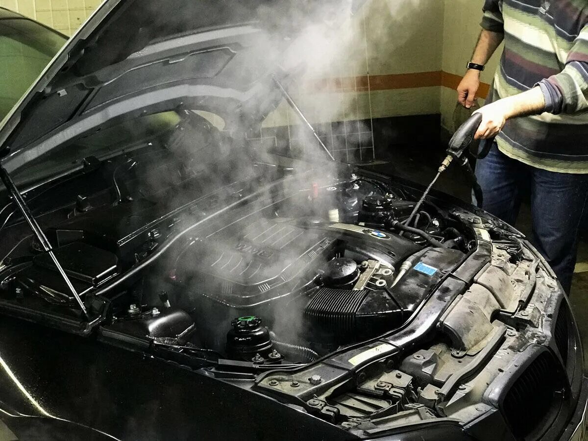 Мойка моторного отсека автомобиля. Мойка моторного отсека. Безопасная мойка двигателя автомобиля. Автомойка мойка двигателя. Как помыть двигатель.