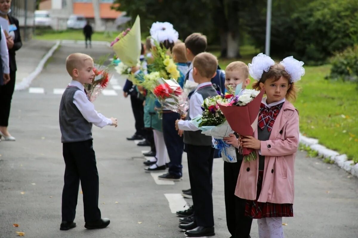 1 сентября как проходит в школе. Детские мероприятия в новосибирске к 1 сентября. 1 сентября дети заходят в школу. 1 сентября в новосибирске 2025 года к. школа 3 томск.