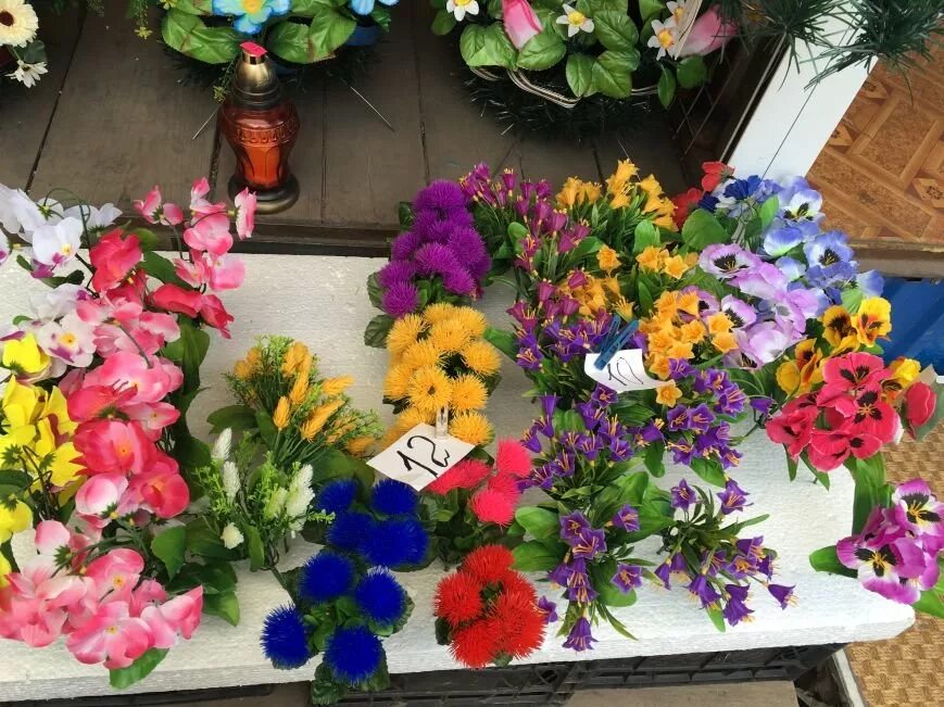 Цветы на кладбище купить опт. Искусственные цветы на кладбище. Букеты искусственных цветов на кладбище. Пластиковые цветы для кладбища. Пластмассовые цветы на кладбище.