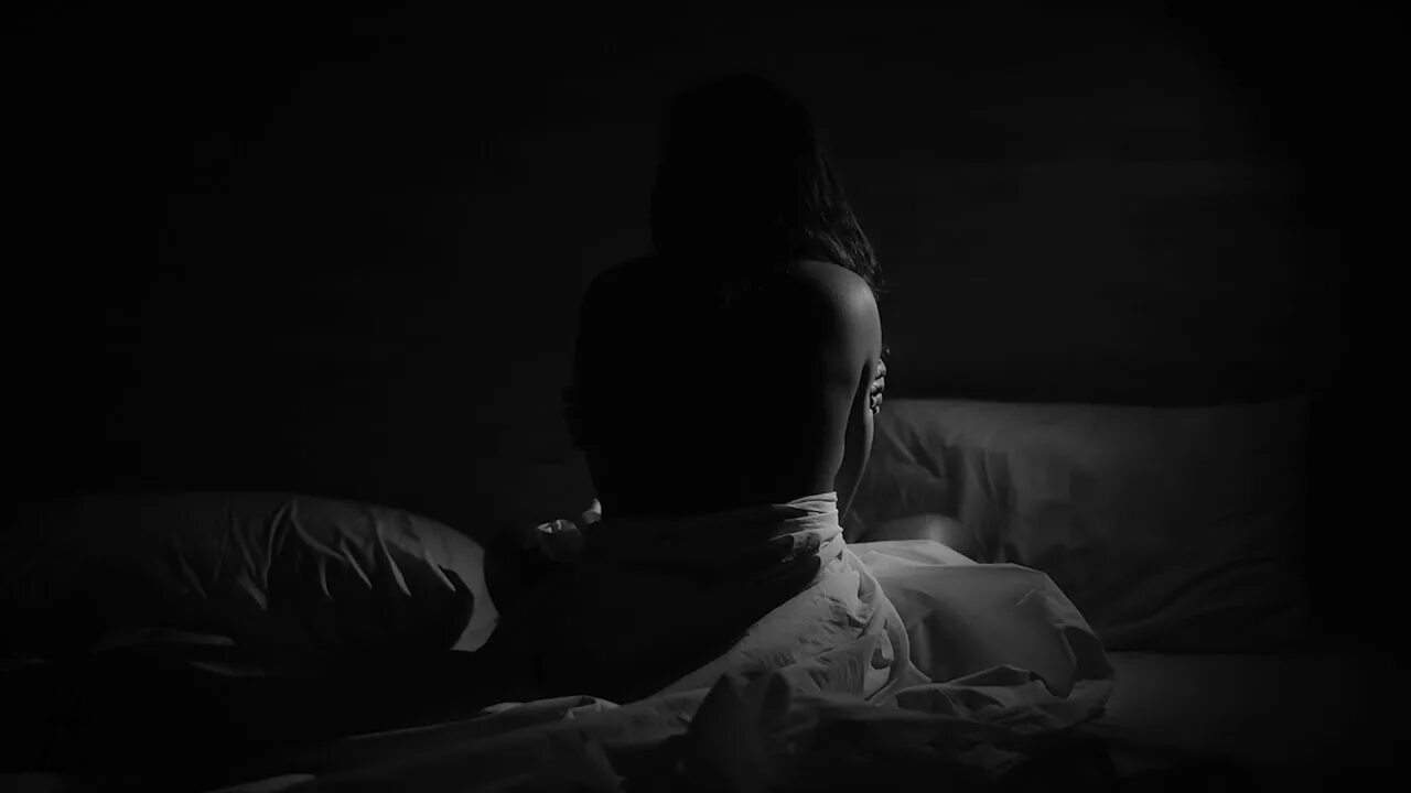 Женщину на ночь все. Девушка в ночном городе. People who sleep at night. Девушка с телефоном ночью. Девушка в кровати ночью.