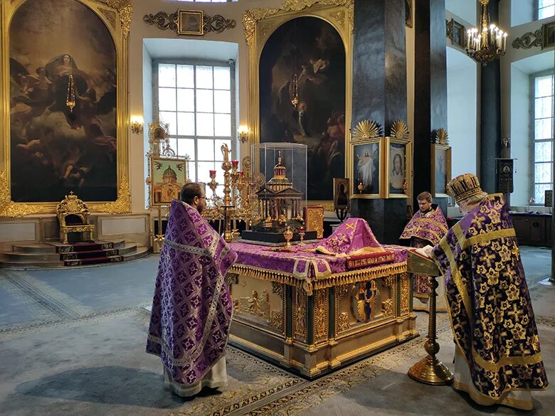 храм православный боголужениелитурги. божественная литургия 3. патриарх кирилл совершил богослужение после интронизации. литургия в храме христа спасителя. алма-ата.