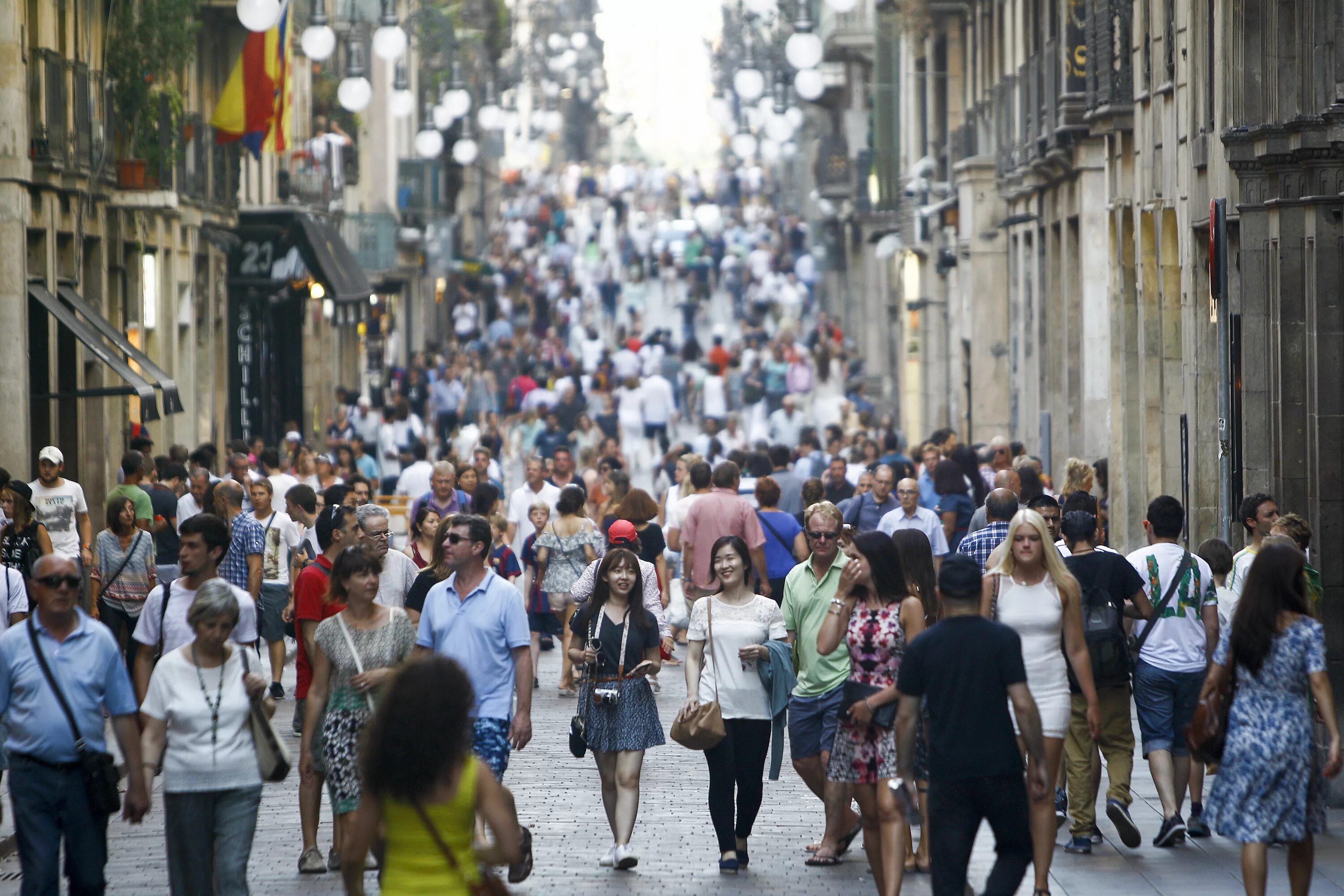 Не последние люди в городе. Барселона овертуризм. Люди в городе. Много людей в городе. Люди на улице.