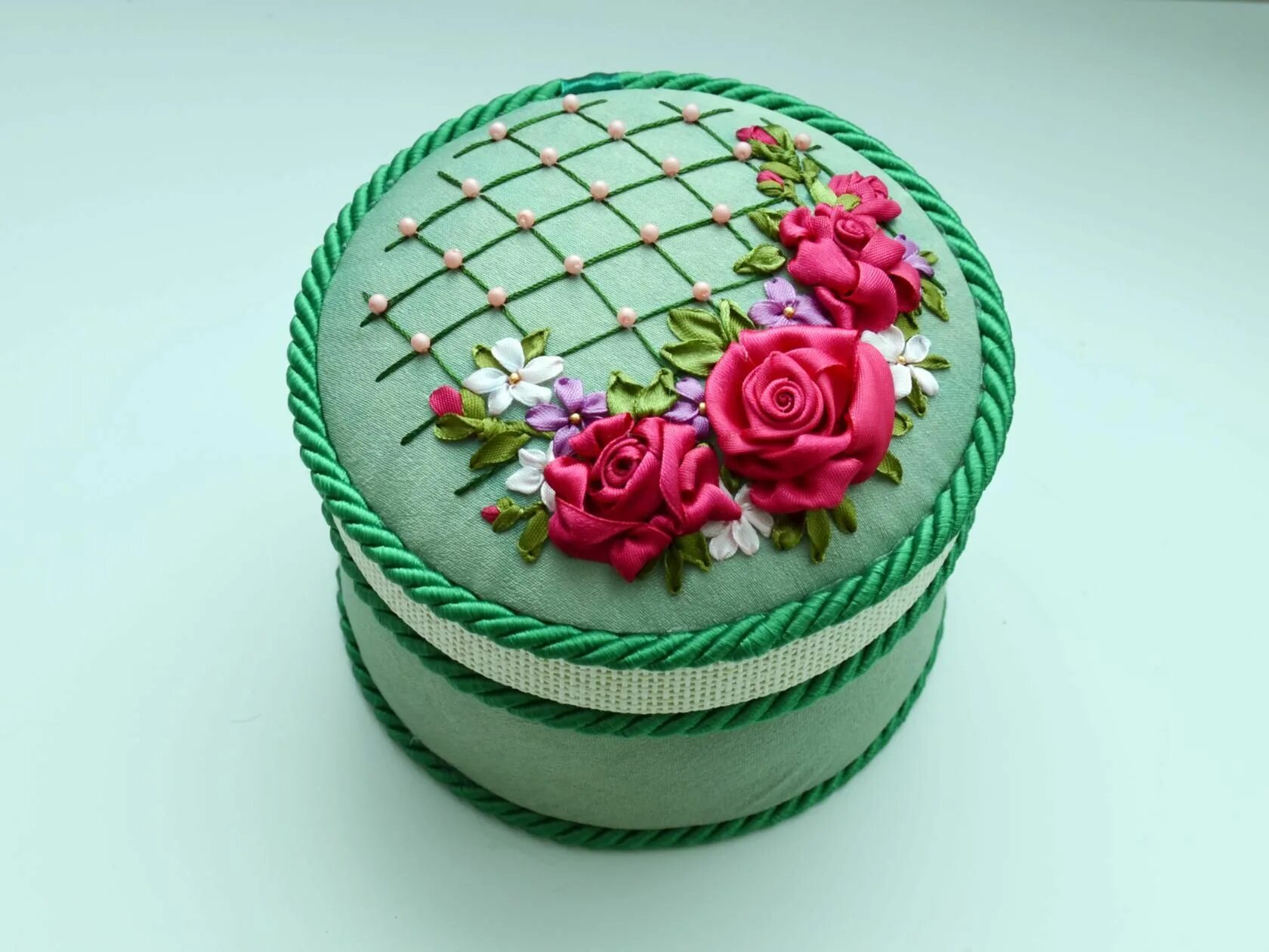 шкатулка из коробки от сыра. шкатулки из втулок. поделки из круглой коробки. декор шкатулки атласными лентами. круглые коробки из картона.