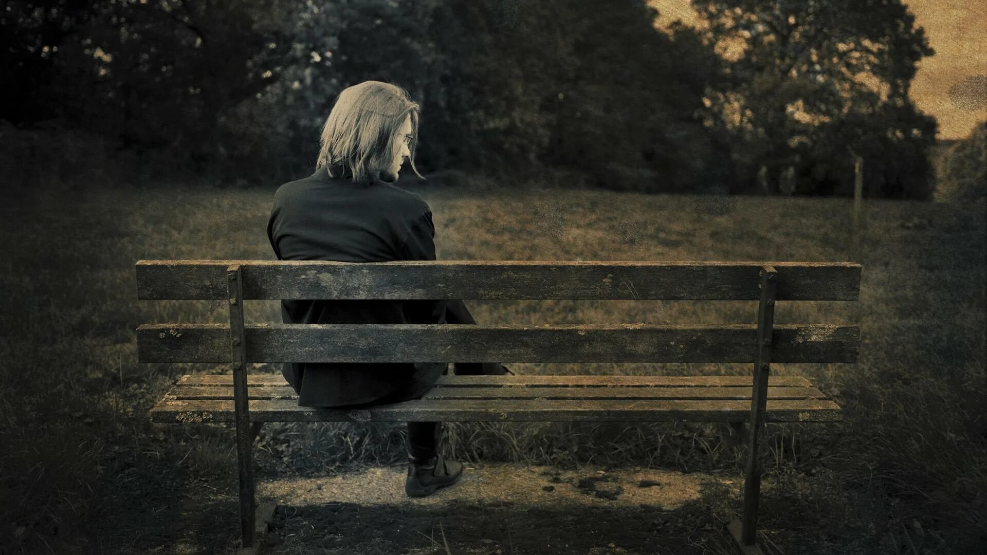 Страдали в одиночку. Это одиночество. Одинокая женщина на скамейке. Одинокий человек. Одинокий человек на скамейке.