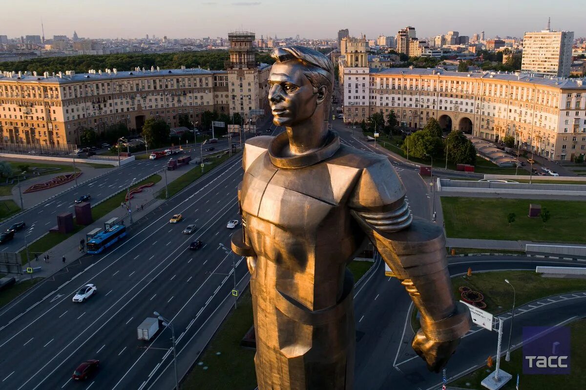 Памятник Гагарина в Москве на Ленинском проспекте. Памятник Гагарину Ленинский Ленинский проспект. Памятник Юрию Гагарину в Москве. Памятник Юрию Гагарину на Ленинском.