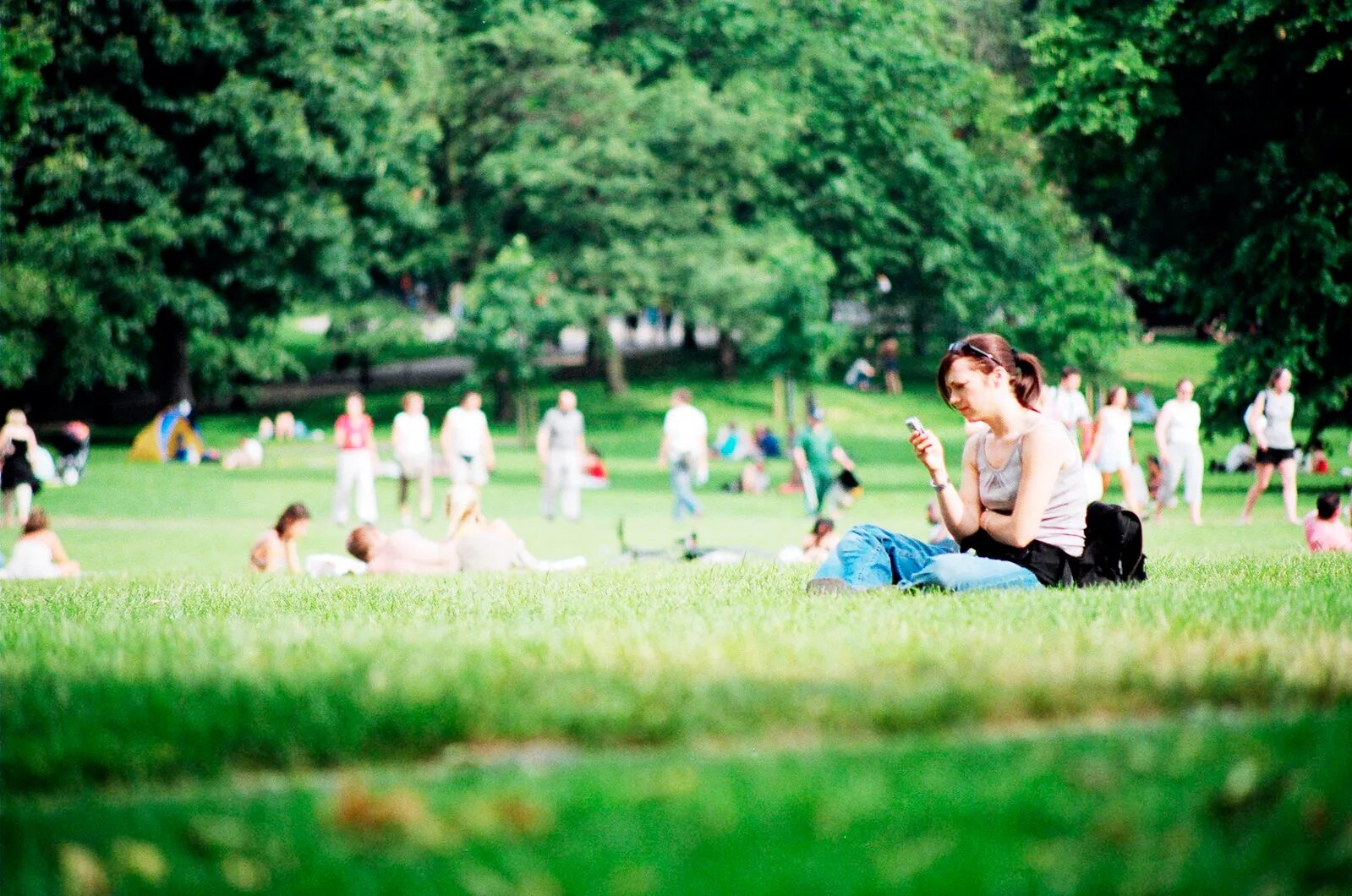 Люди в парке. Люди отдыхают в парке. Люди в парке летом. Люди на лужайке в парке.