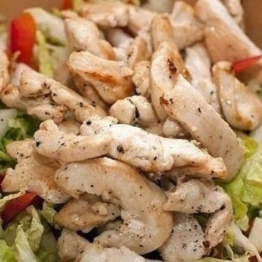 Салаты с куриной грудкой вкусные. Простой салат из филе. Овощной салат с курицей. Простой салат из филе. Салат с гусиной грудкой.