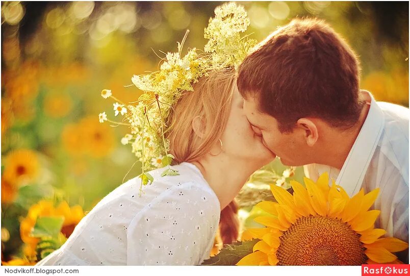 Мужчина дарит полевые цветы. Счастливые воспоминания. А любовь летом была. Нежный мужчина. Летняя фотосессия лав стори.