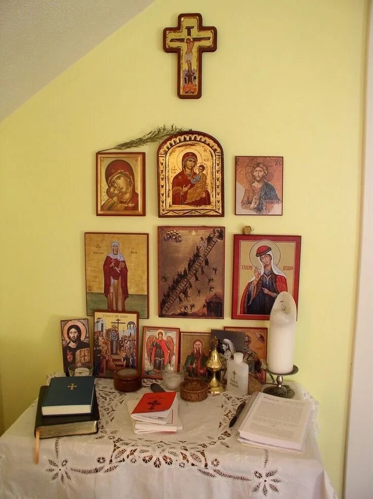 Алтарь с иконами. Православный алтарь. домашний алтарь православный. православный уголок в доме. молельный христианский уголок.