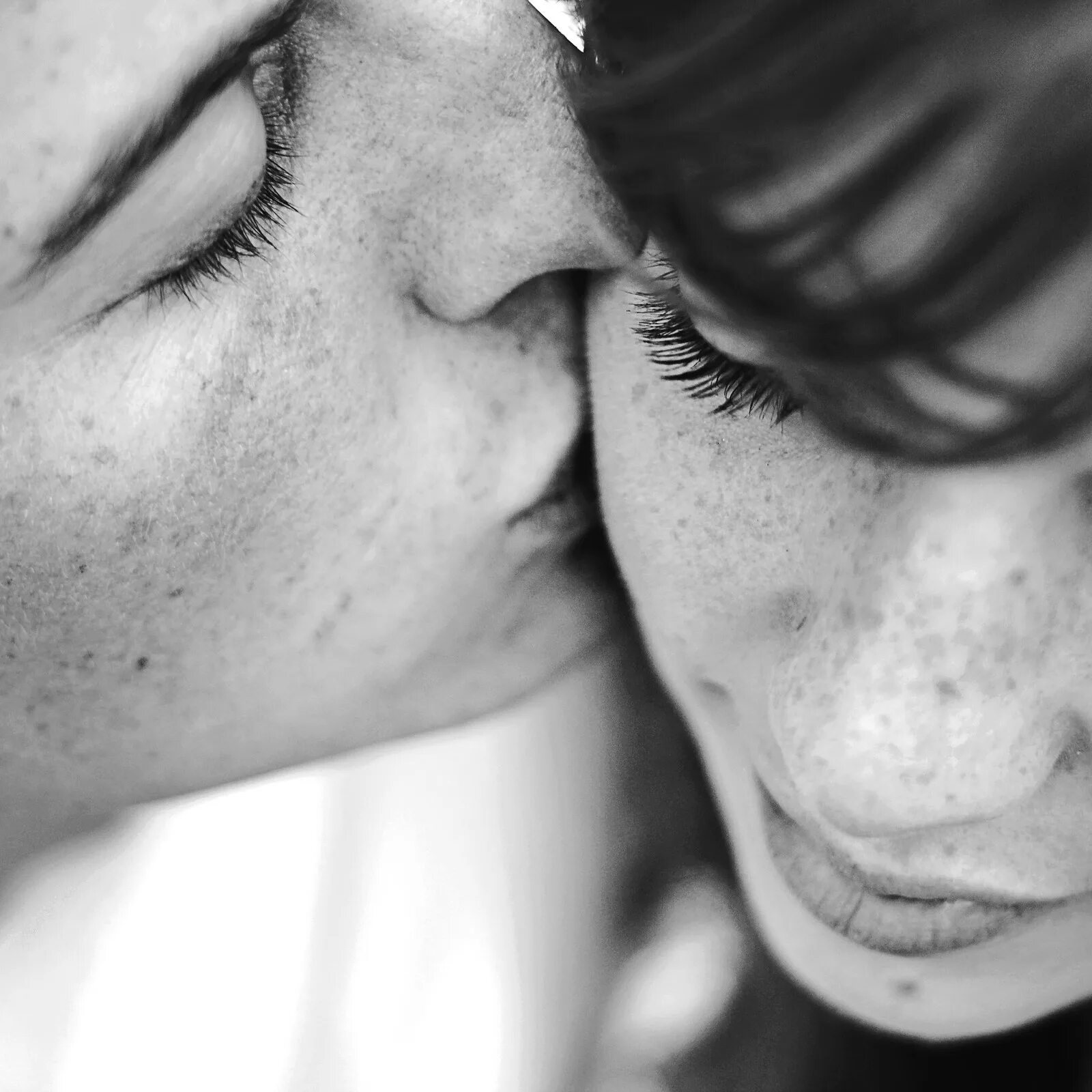 Красивые девушка целует парня. Поцелуй в щеку. Поцелуй в щечку. Целует в щечку. Нежный поцелуй в щечку.