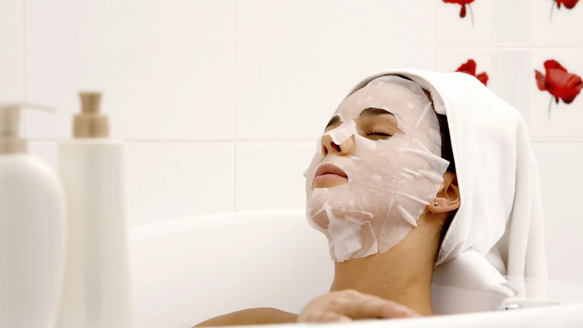 Applied mask. Applied mask. Девушка с тканевой маской на лице. Маска для лица. Тканева ямасла дл ялица.