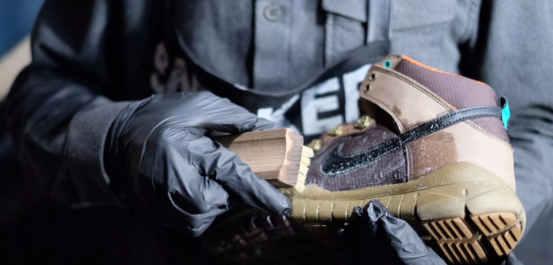 починка кроссовок. чистка кроссовок.