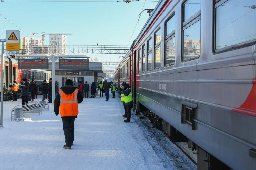 Поезд в городе. Российские вагоны в Финляндии. Электрички. Новый год 2022 с поездом.