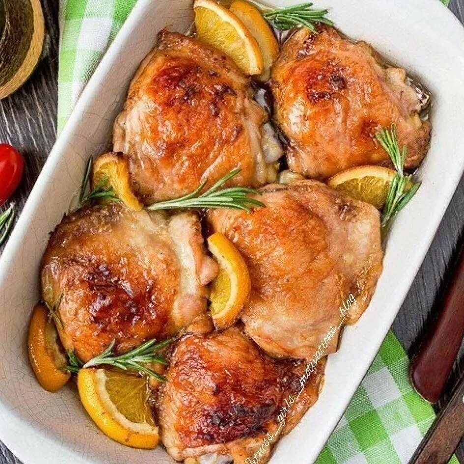 Приготовить куриные бедра рецепты. Бедрышки куриные в духовке. курица с апельсинами. курица с апельсинами в духовке. бедро куриное запеченное.