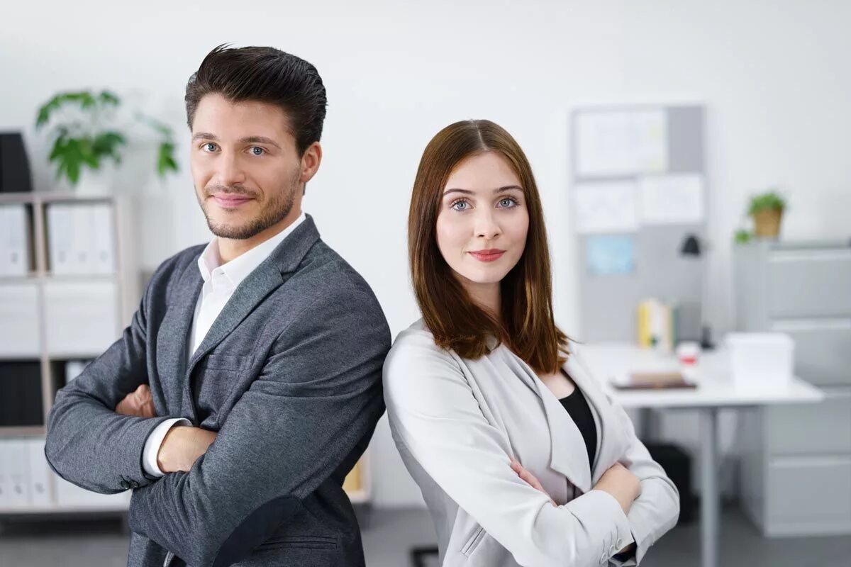 Несколько женщин в офисе. Ссора в коллективе. Мужчина и женщина. Двое работников. Пара коллег.