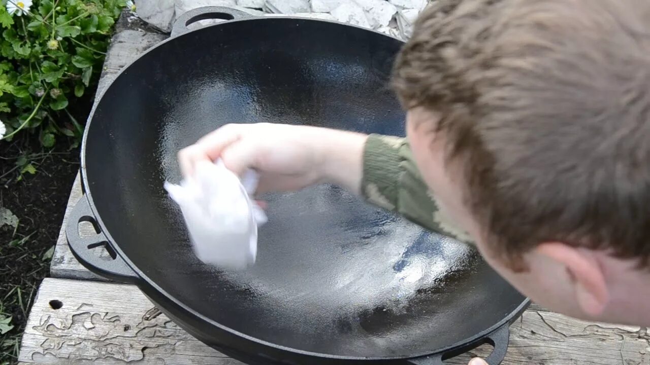 Как прокалить чугунный казан маслом. Прокаленный казан. помыть казан. казан после готовки. подготовка новий казан.