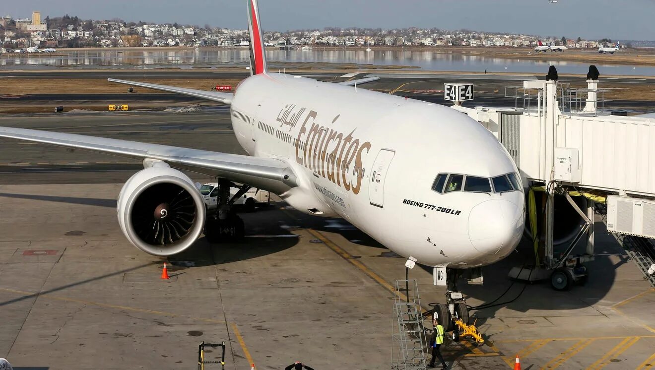 Самый продолжительный полет самолета совершенный боингом 777. Boeing 777-200lr Emirates. Эмирейтс b777-200lr. Боинг 777 200 LR. Авиакомпания Эмирейтс 777 200.