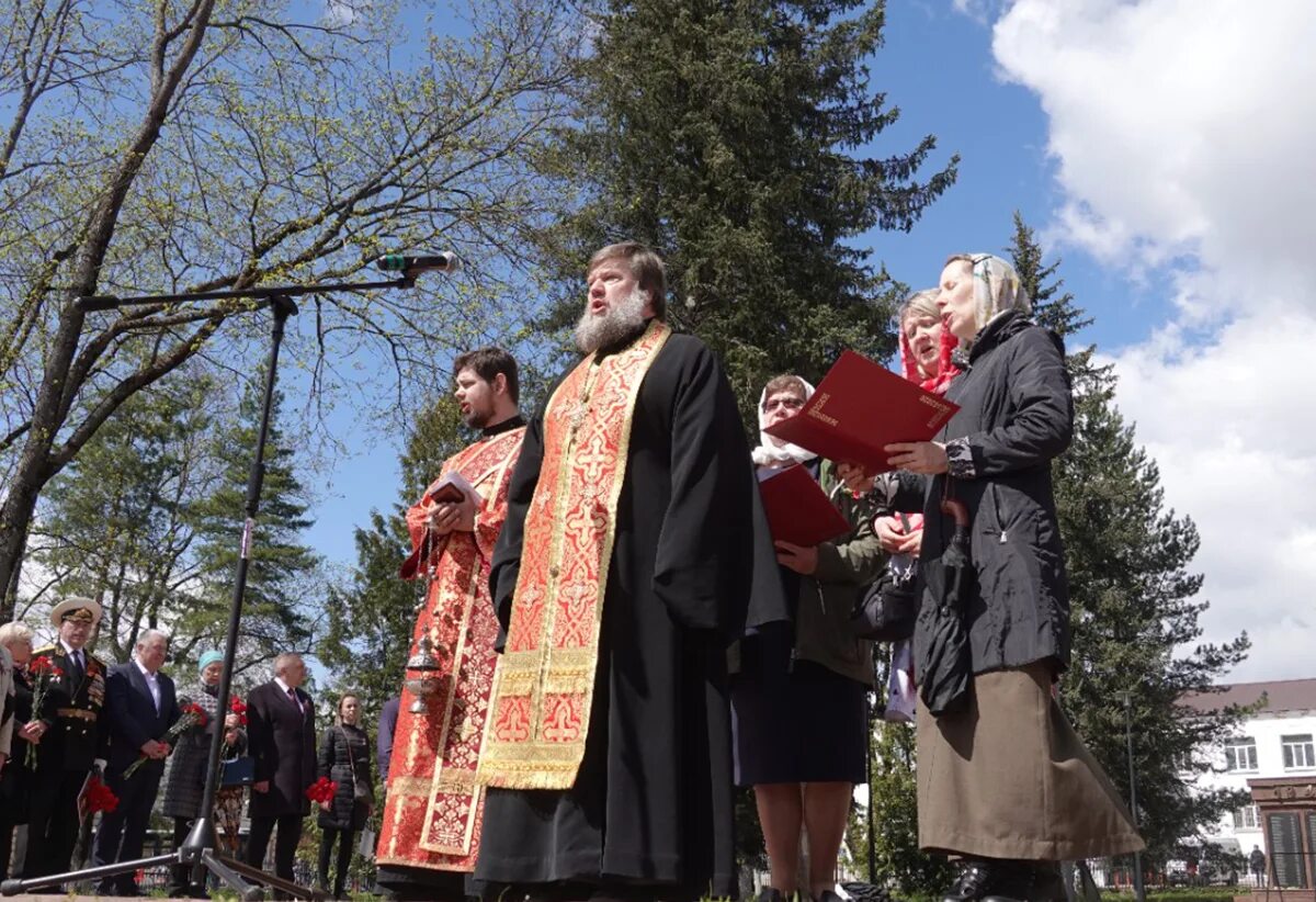 Погода в рузе сегодня. Руза 9 мая. Батюшка в церкви. Димитриевский храм Руза.