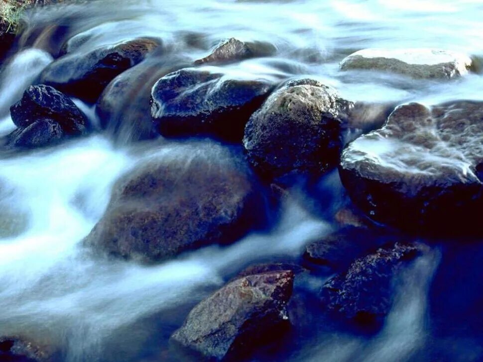 Текущая вода. Камни в воде. Текучие воды. Сквозь воду. Шум бегущей воды