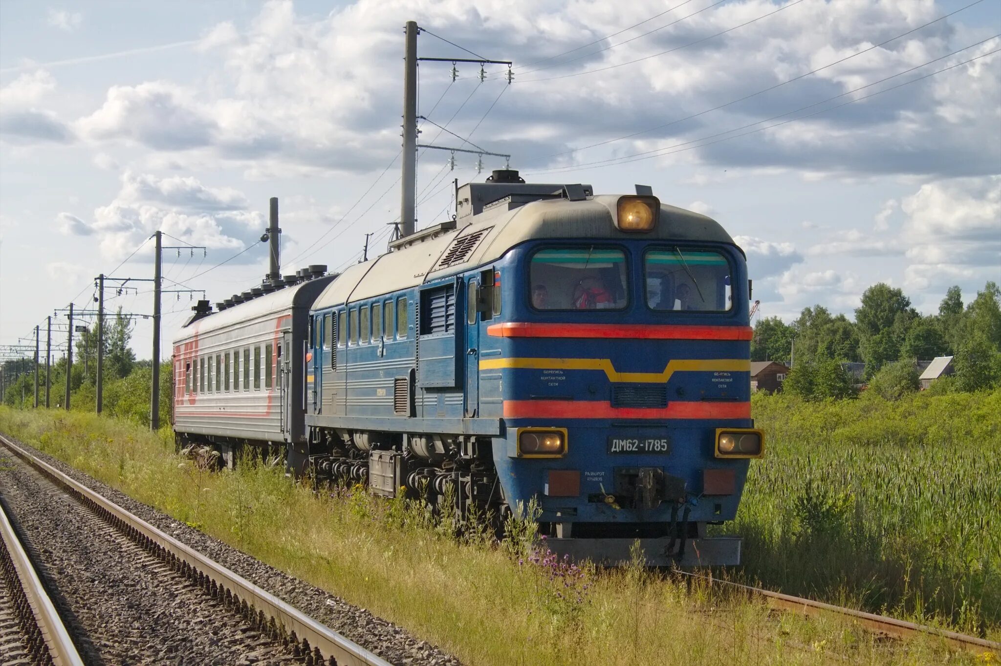 Будогощь хвойная расписание. Дм62-1785. Дм62 1746. Поезд Тихвин Будогощь. Железная дорога Тихвин Будогощь.