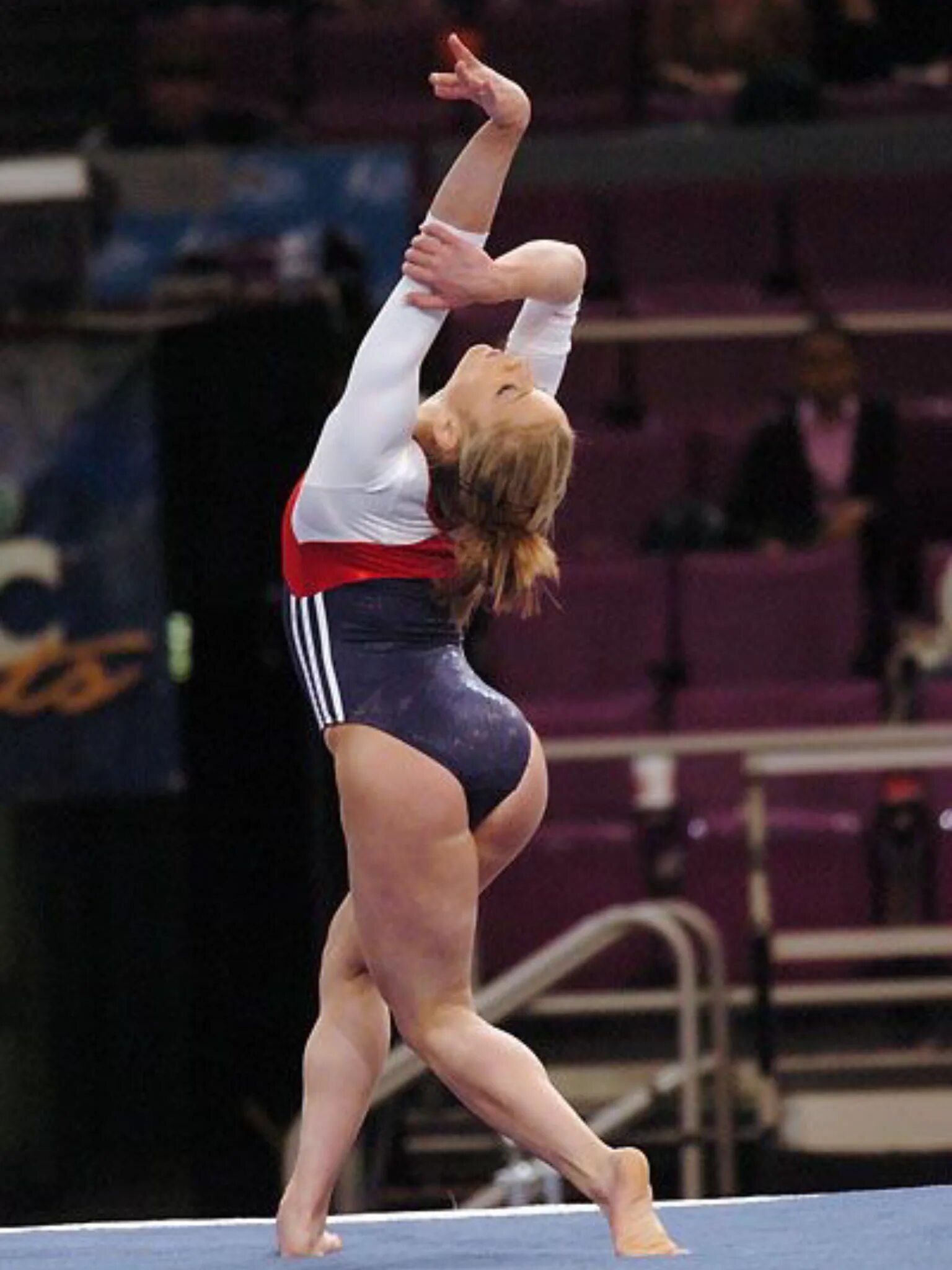 Ноги гимнастов. Алисия сакрамоне гимнастика. Позы спортивной гимнастики. Ножки спортивных гимнасток.