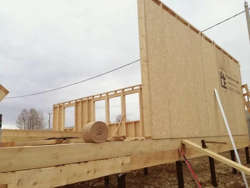 Домокомплекты из бруса с завода для самостоятельной сборки. Каркасный домокомплект. Каркасно-панельные домокомплекты. Сборка домокомплектов каркасных домов. Каркасный дом домокомплект.