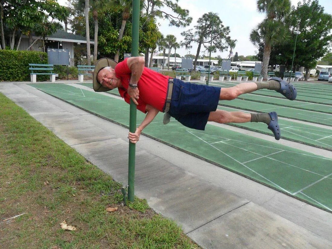 Котик делает зарядку. Смешные разминки. Спортивные карикатуры. Гимнастика на природе. Смешные разминки.