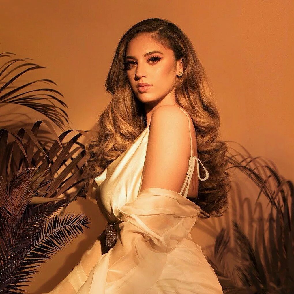 Alina subb. Alina Baraz певица.