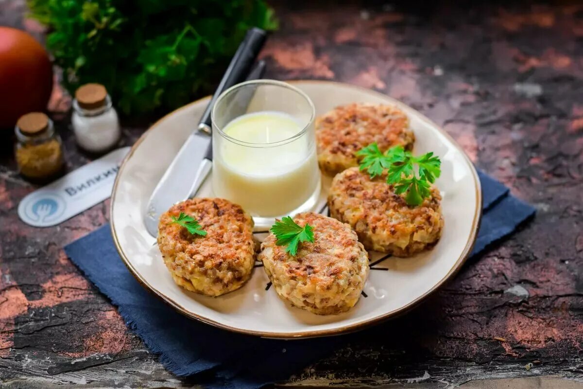 Котлеты из вареной гречки без мяса. Гречанки котлеты. Гречневые котлеты. Овощные котлеты с гречкой. Гречаники с фаршем.