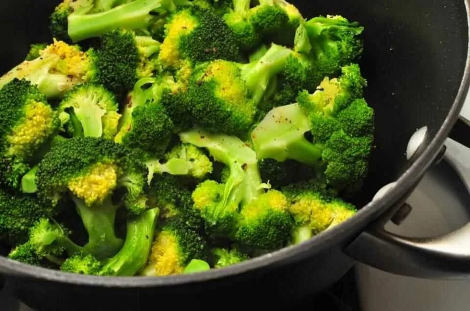 Брокколи просто. Sauteed broccoli. даниэль брокколи. капуста брокколи спаржевая рапини. брокколи ларсон.