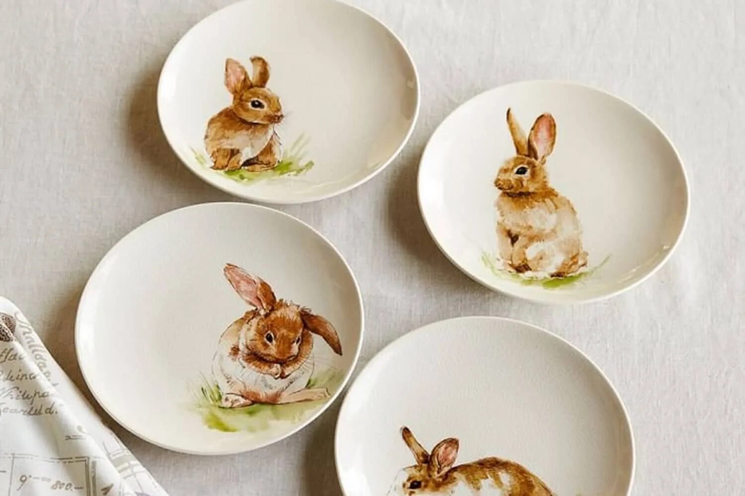 Тарелка с зайчиками. Тарелка с кроликом Лефард. Посуда Лефард кролики. Тарелка с кроликом. Тарелка «заяц».