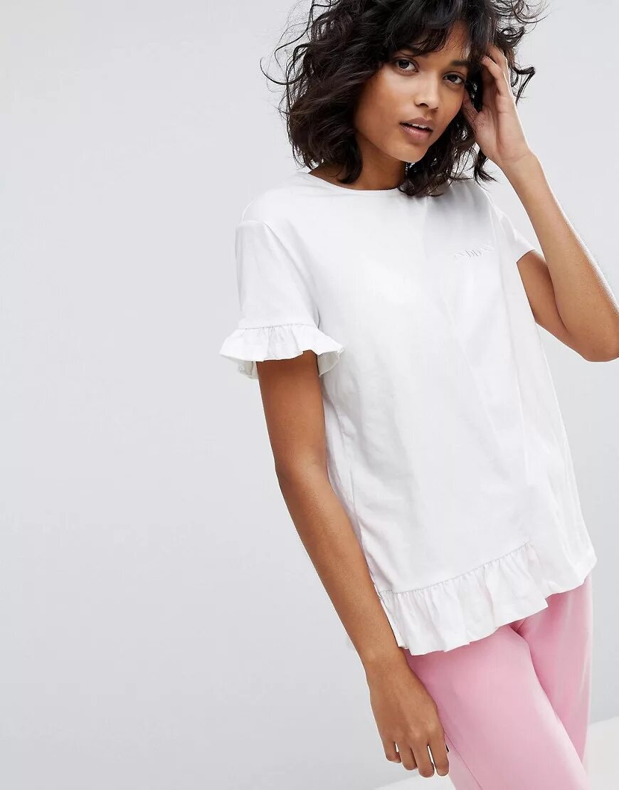 Майка с воланами. Футболка с воланами. Майка с воланами. Футболка с воланами. Топ с воланами на груди.